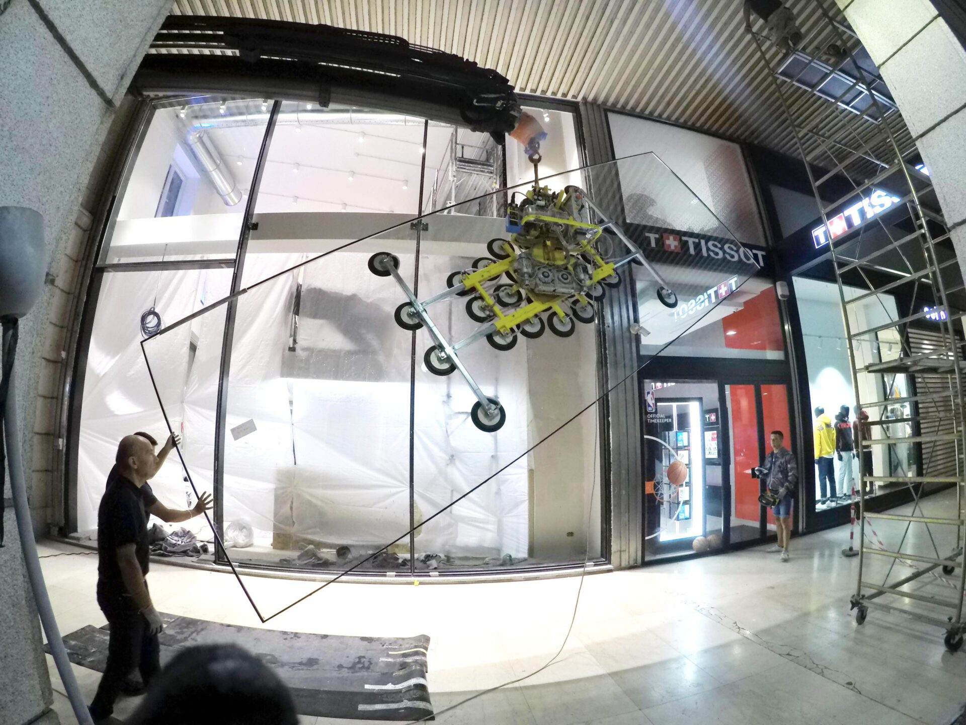 Installazione vetrata Milano Negozio Nike via Vittorio Emanuele