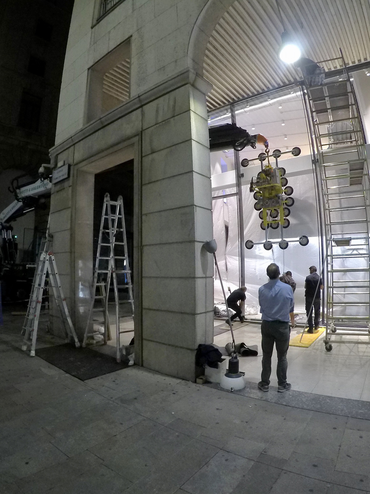 Posa vetrina con gru e ventose Milano