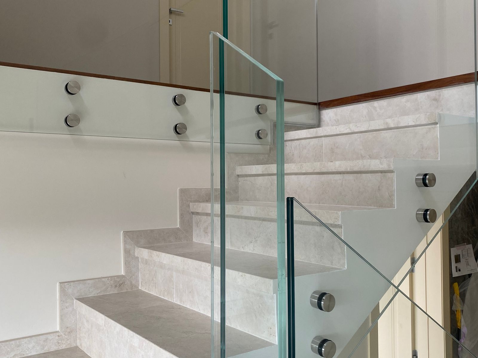 Parapetto in vetro trasparente su scala in marmo