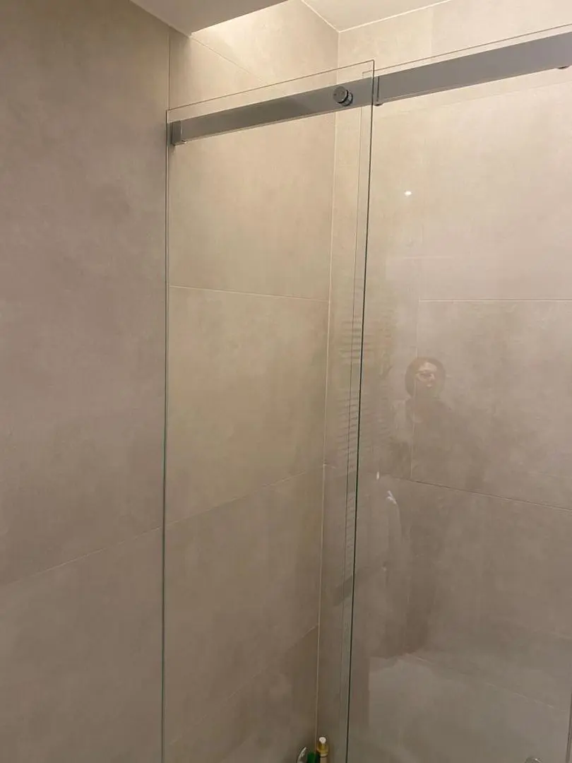 Box doccia con porta scorrevole in vetro e metallo