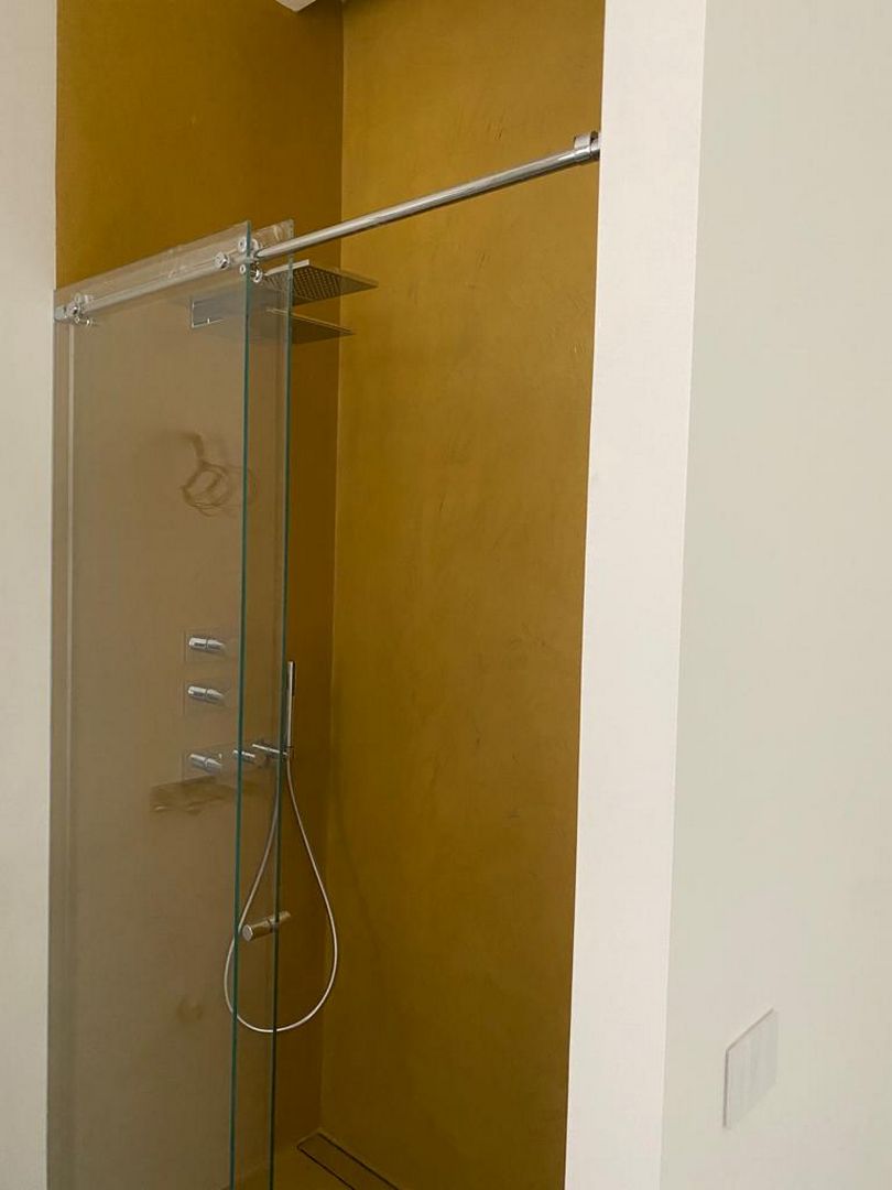 Cabina doccia in vetro con porta scorrevole