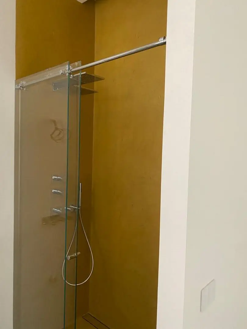 Cabina doccia in vetro con porta scorrevole