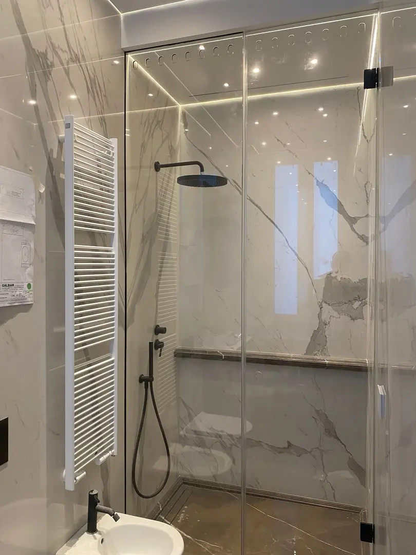 Box doccia moderno in vetro a doppie ante