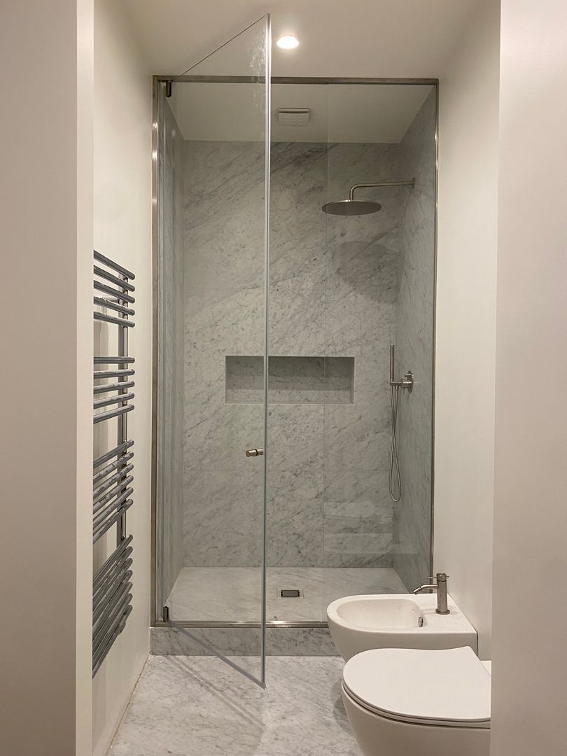 Box doccia in vetro modello pivot in bagno moderno