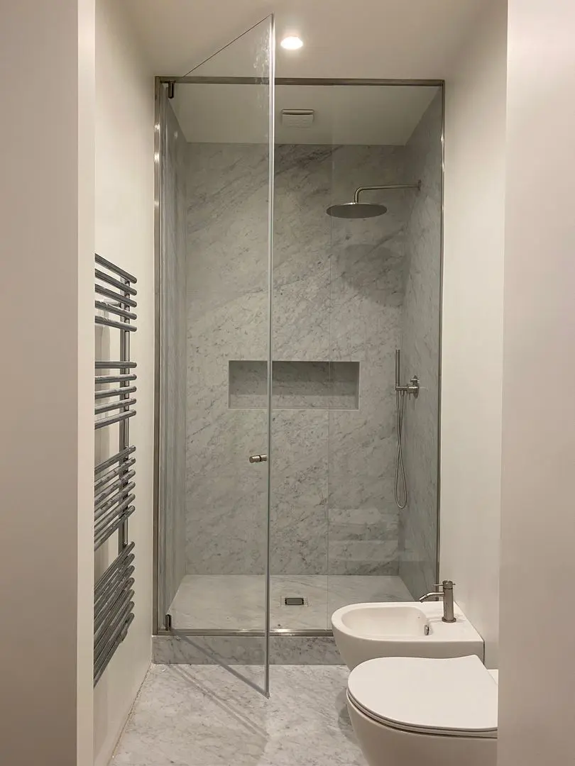 Box doccia in vetro modello pivot in bagno moderno