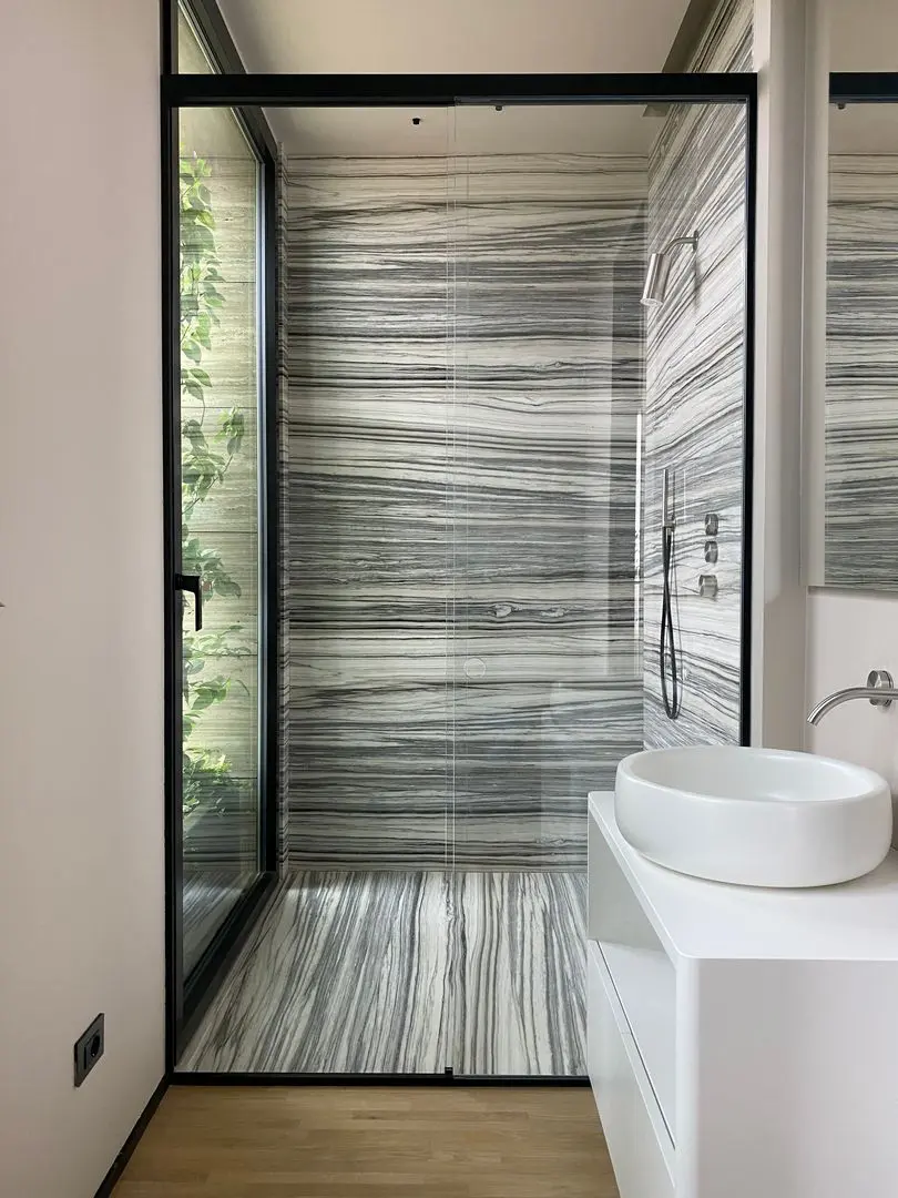 Cabina doccia con porta scorrevole con finestra