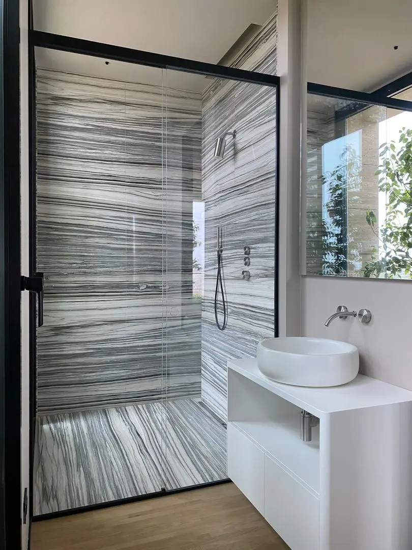 Box doccia con porta scorrevole in bagno moderno