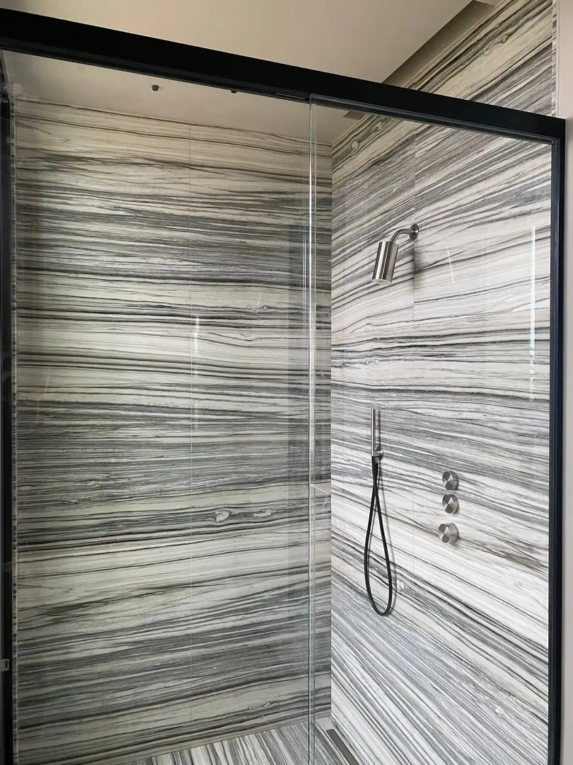 Cabina doccia in vetro e metallo nero opaco verniciato con porte scorrevoli