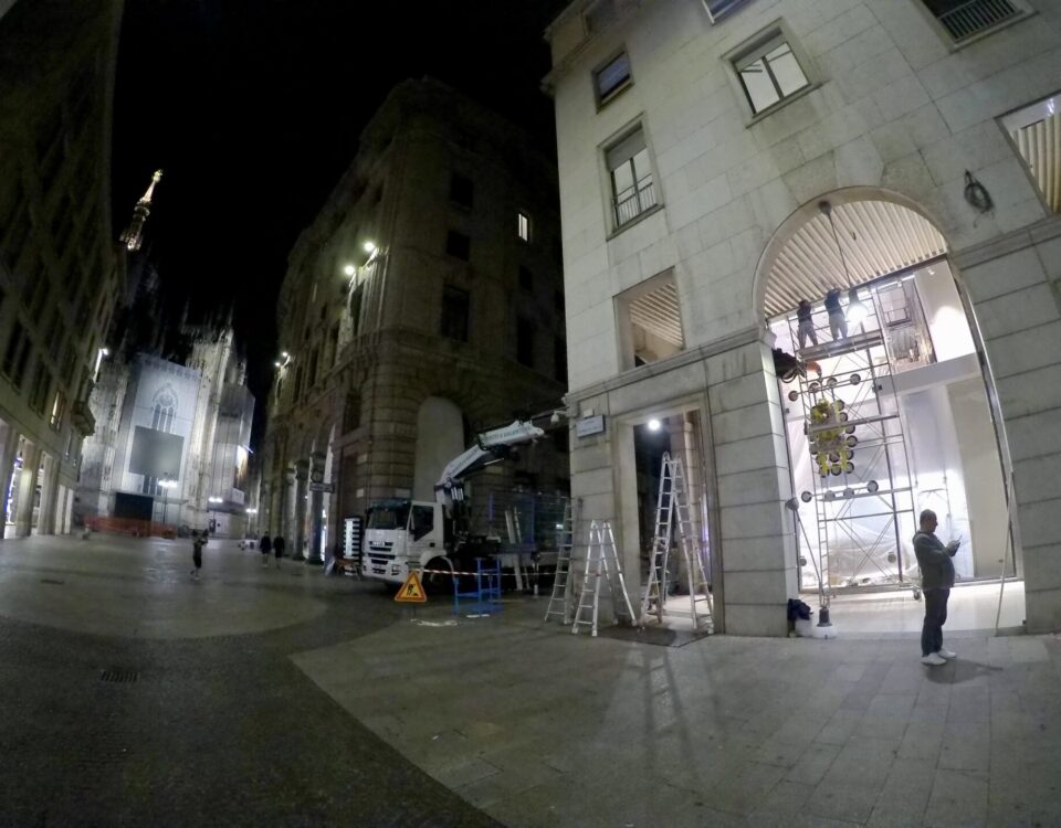 Intallazione vetrata Milano negozio nike