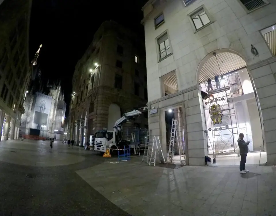 Intallazione vetrata Milano negozio nike