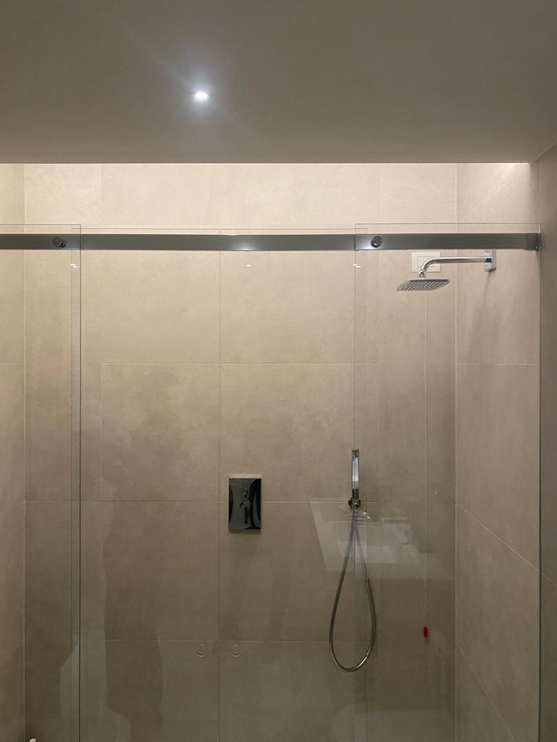 Cabina doccia con doppia porta scorrevole in vetro