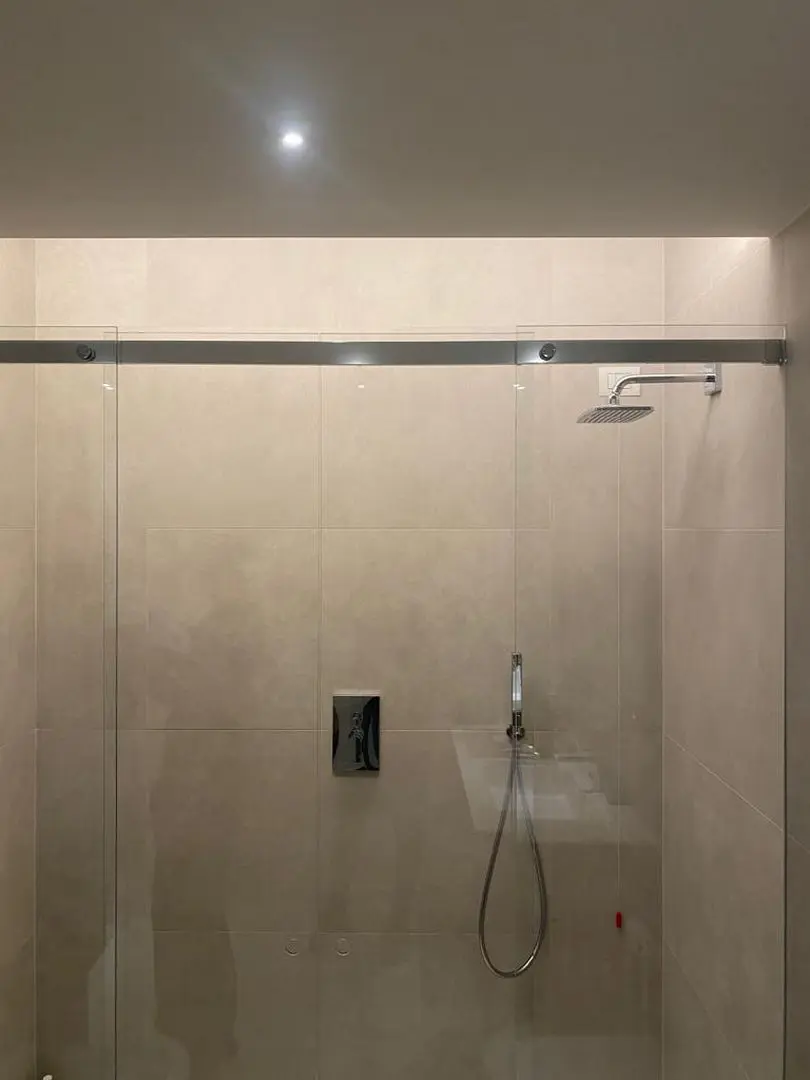 Cabina doccia con doppia porta scorrevole in vetro