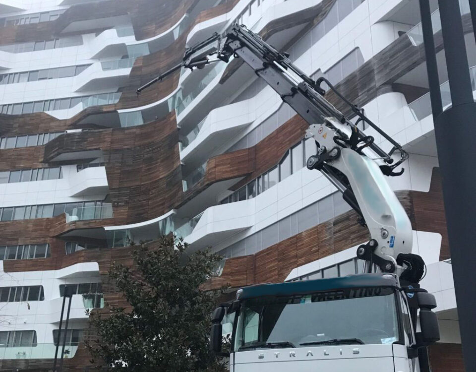 Sollevamento e installazione vetri con gru a Milano Citylife