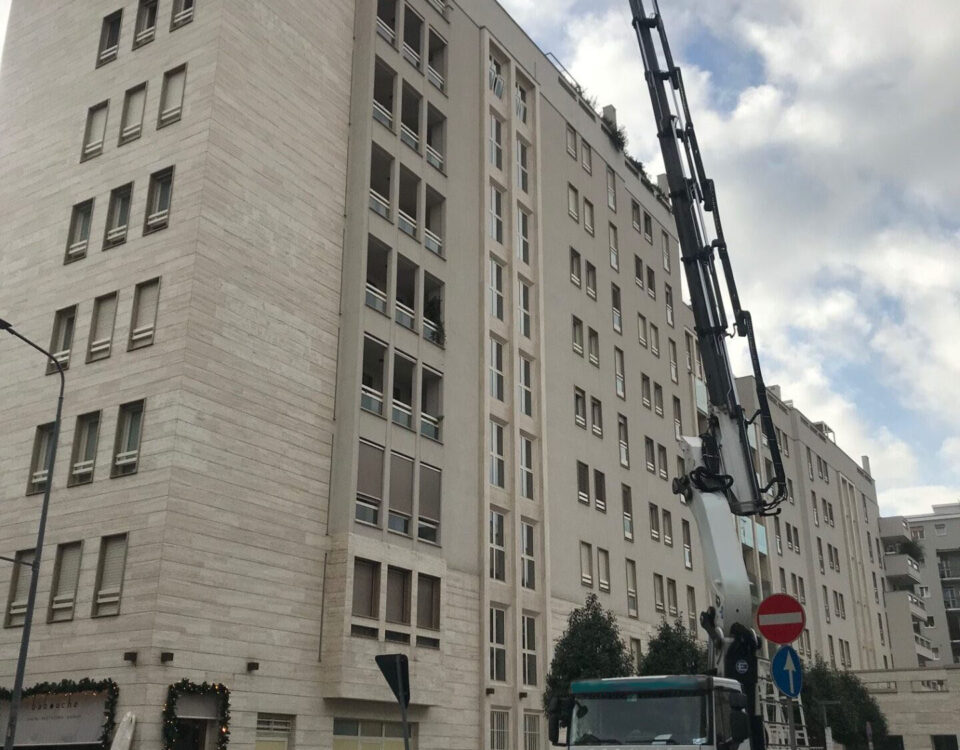 Installazione vetri con gru Milano
