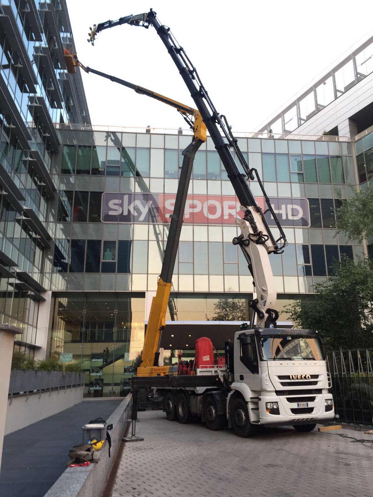 Posa vetri con gru Milano palazzo Sky