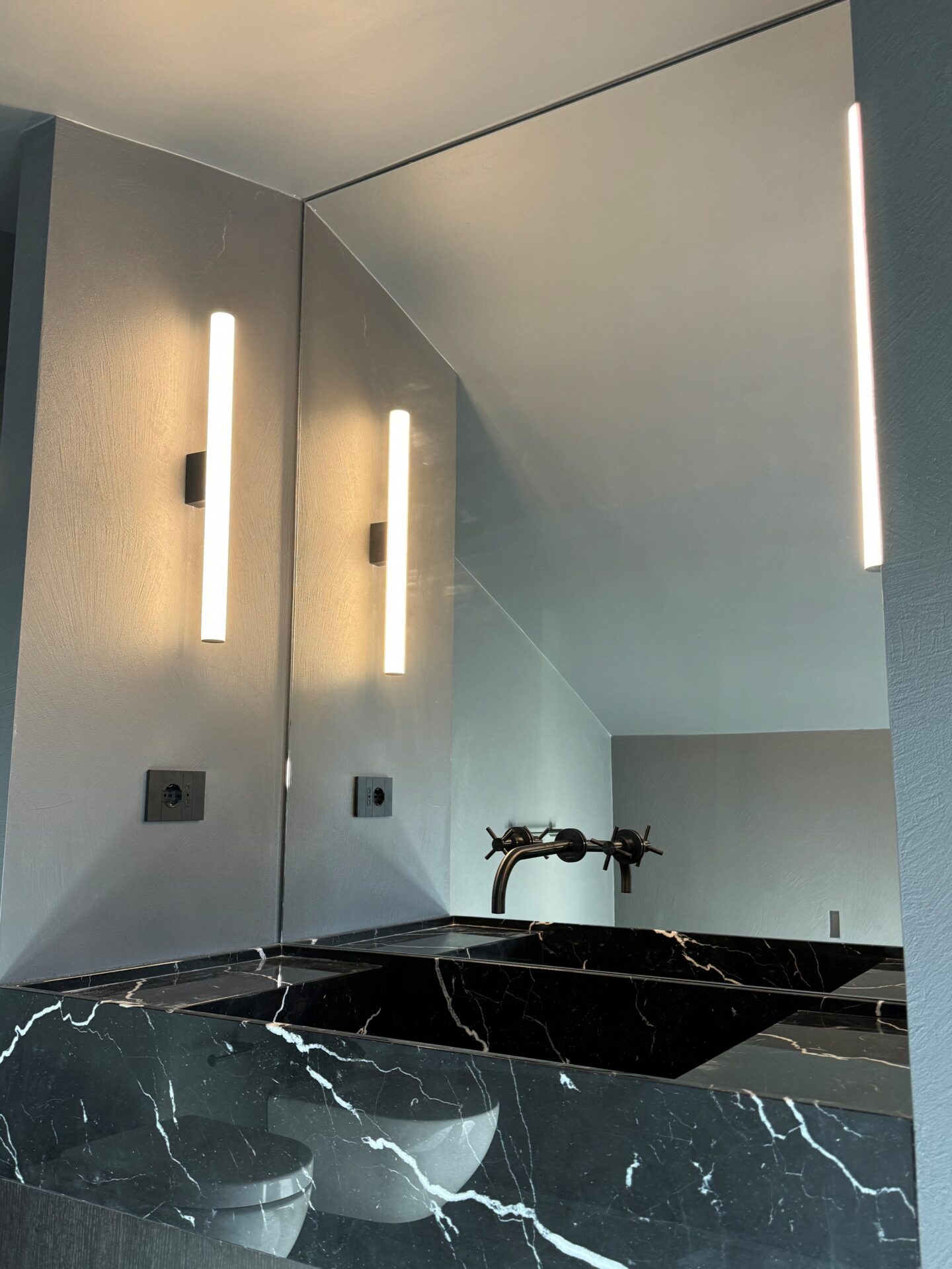 specchio su misura bagno con lavabo in marmo