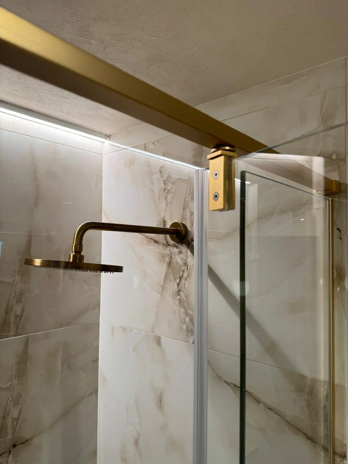 Box doccia pivotante finiture oro